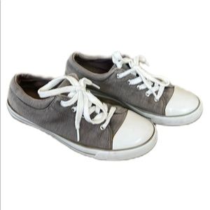 Guess Grey & White Fashion Sneakers Shoes / Size 8.5